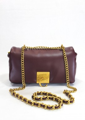 Bolso de vestir con solapa y cadena. Burdeos.
