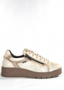 Zapato deportivo de charol. Confort absoluto. Color beis. FLUCHOS.