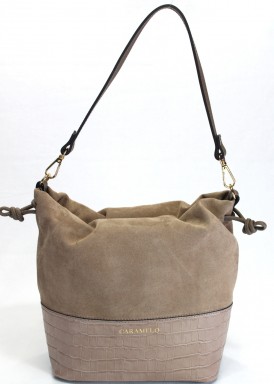 Bolso de piel con correa de hombro y bandolera. Arena. CARAMELO.