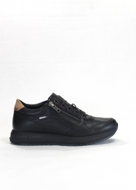 Deportiva mujer con membrana impermeable. Negro. KANGAROOS