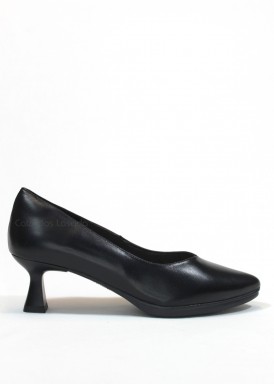 Zapato corte salón, tacón medio. Negro . Desireé.