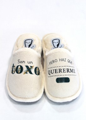 Zapatilla de casa mujer abierta con mensaje. Crudo. Laro.