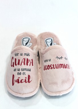 Zapatilla de casa abierta con mensaje. Nude. Laro