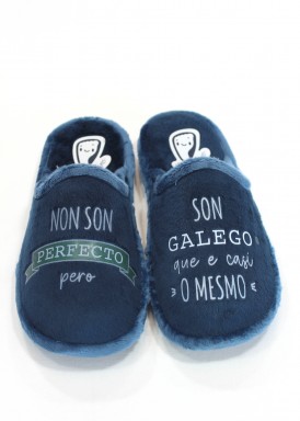 Zapatilla hombre abierta con mensaje. Azul Marino. Laro.