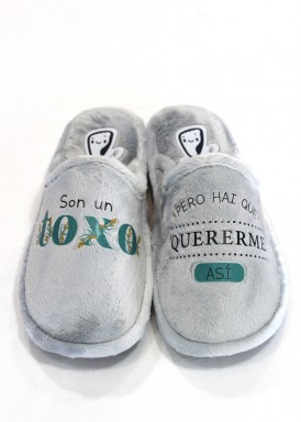 Zapatilla hombre abierta con mensaje. Gris perla. Laro.