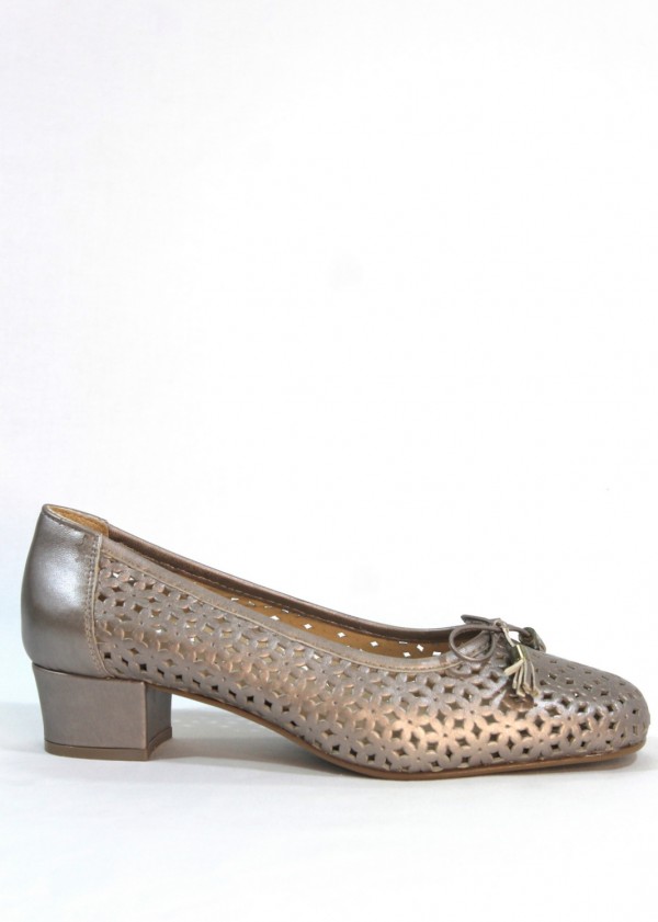 ROLDÁN - Zapato salón ancho especial piel troquelada .Taupe .Tacón 3 cm.  Roldán| Calzados Losada