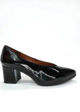 Zapato salón pico charol negro. Tacón  ancho 4 cm. Desireé