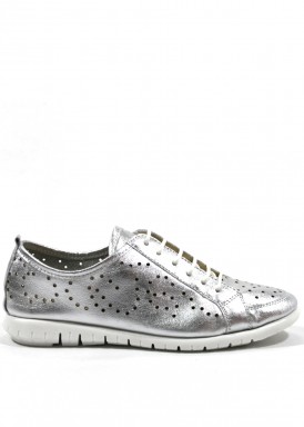 Zapatilla deportiva de piel troquelada de mujer, con cordón, color plata. Bola 22