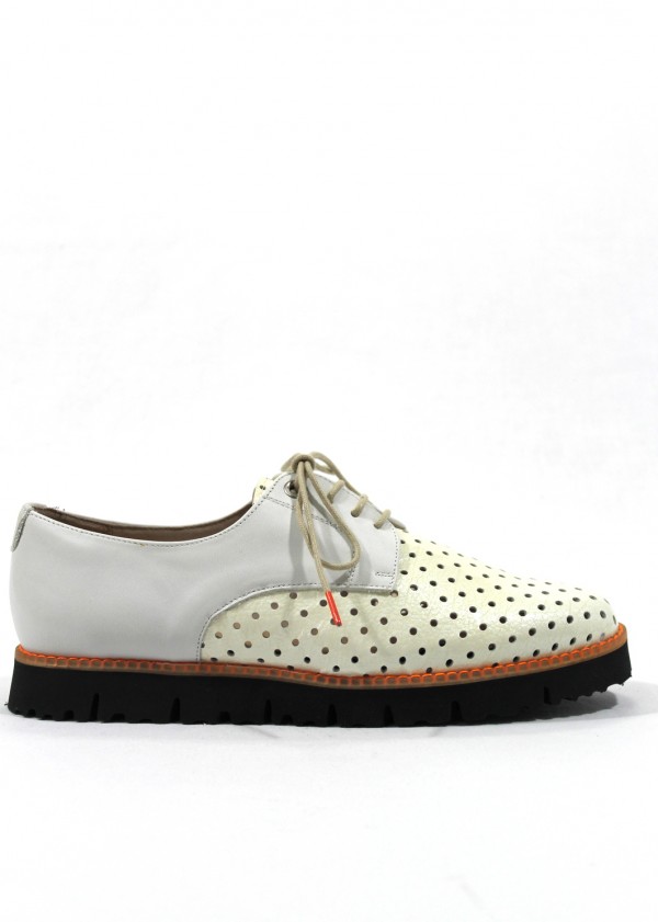 ROLDÁN - Zapato cordón de charol y piel de mujer en blanco con piso negro.  ROLDÁN| Calzados Losada