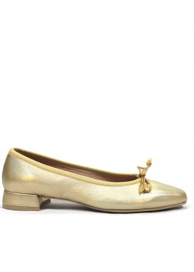 Zapato estilo francesita de piel. Color dorado. Tacón 2 cm. Ragazza de ROLDÁN.