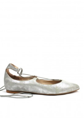 Zapato estilo francesita de piel , con cintas , color plata. MIKAELA