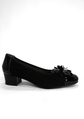 Zapato salón charol y ante, flor empeine. Tacón 3 cm. Color negro. Roldán