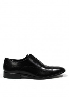 Zapato estilo blucher de vestir con cordón y pespunte en puntera en negro. Tubolari