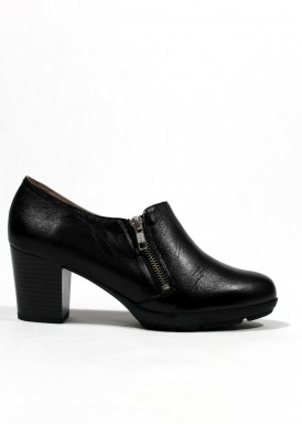 Zapato abotinado con cremallera exterior. Piel suave, color negro. Ana Román