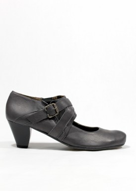 Zapato vestir pulsera ancha, tacón 5 cm.  Color gris. Corina Milano
