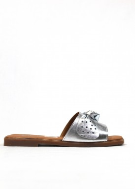 Sandalia plana descalza de piel con planta de gel. Color  plata. Bola 22