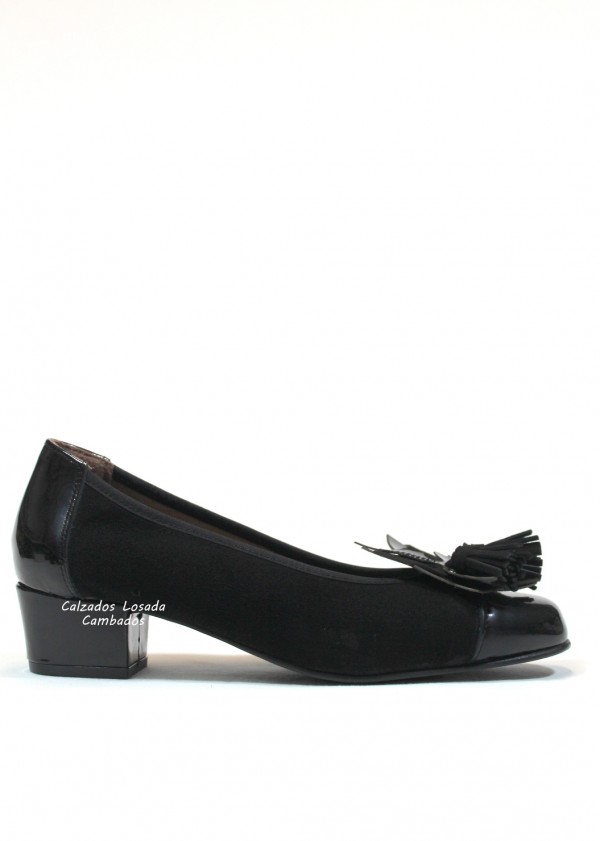 Zapato sal n de ante y charol con detalle de borlas y flor en empeine.Negro. Rold n