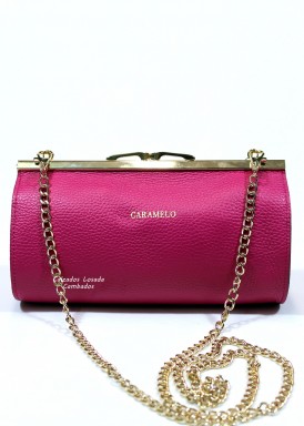Bolso piel boquilla de cruzar con cadena dorada. Fuxia. CARAMELO